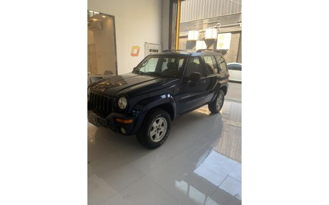 Cherokee 3.7L original paint 2002 Gcc 206,000km